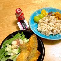 炊き込みご飯とアジフライ(青梗菜と茗荷のサラダ)